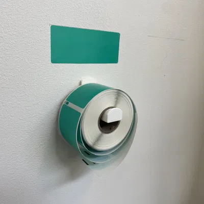 Giá đỡ cuộn băng dính treo tường sử dụng băng dính hai mặt