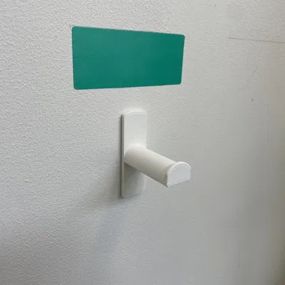 Giá đỡ cuộn băng dính treo tường sử dụng băng dính hai mặt