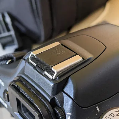 Nắp đậy hot shoe Canon EOS không che flash nội bộ