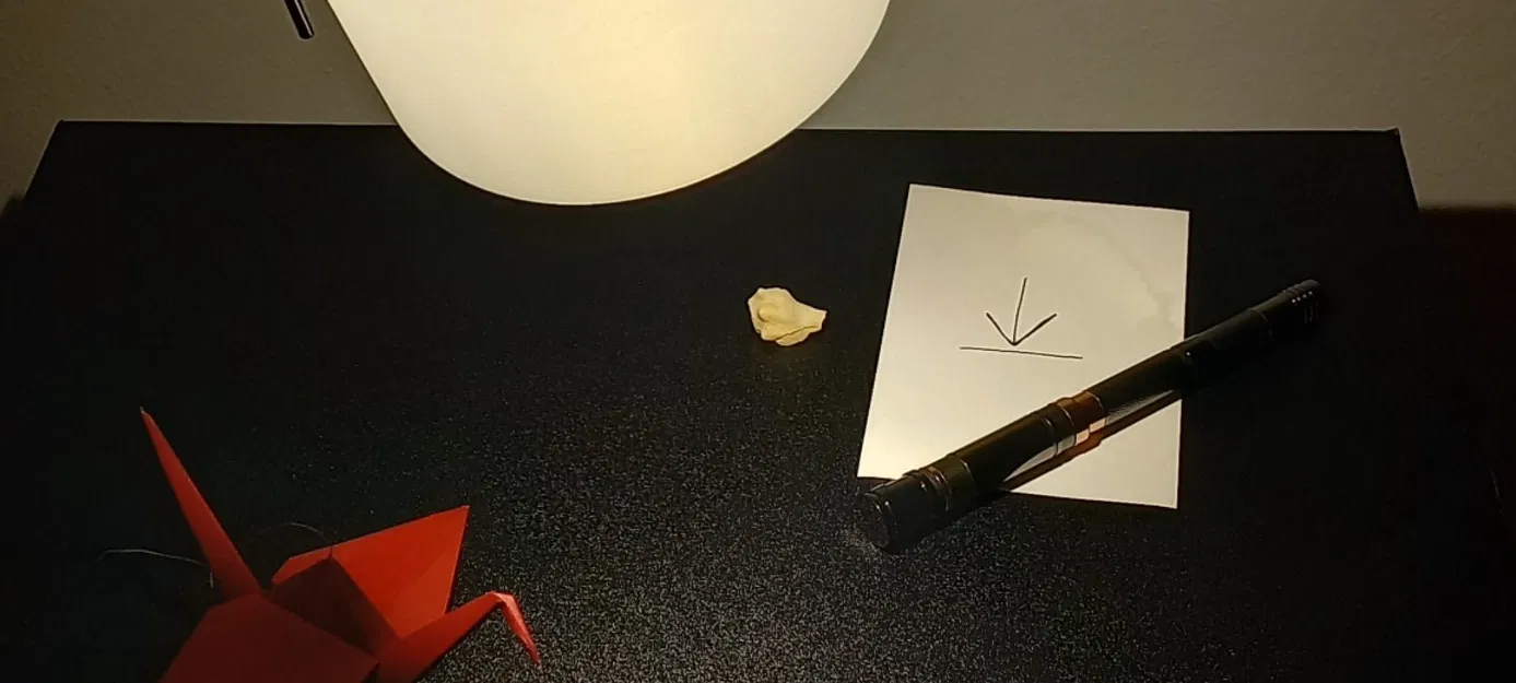 Mái che đèn bàn điều chỉnh ánh sáng cho mắt - Image 1