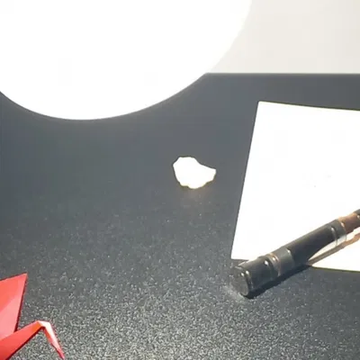 Mái che đèn bàn điều chỉnh ánh sáng cho mắt