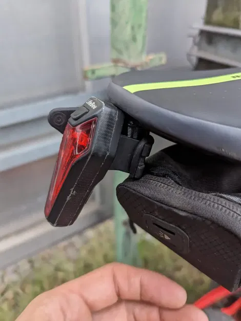 Gắn đèn hậu xe đạp vào lỗ vít yên xe - Image 1