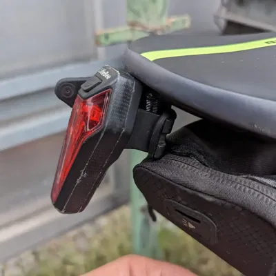 Gắn đèn hậu xe đạp vào lỗ vít yên xe