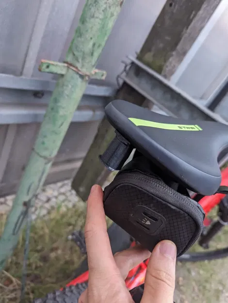 Gắn đèn hậu xe đạp vào lỗ vít yên xe - Image 2