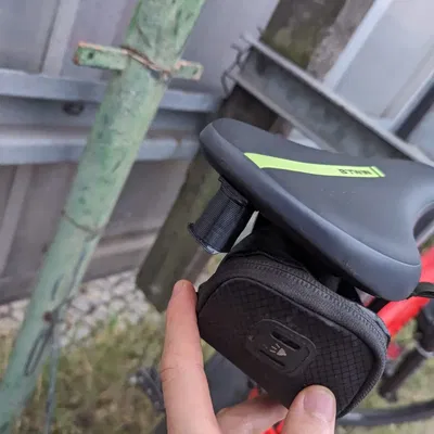 Gắn đèn hậu xe đạp vào lỗ vít yên xe