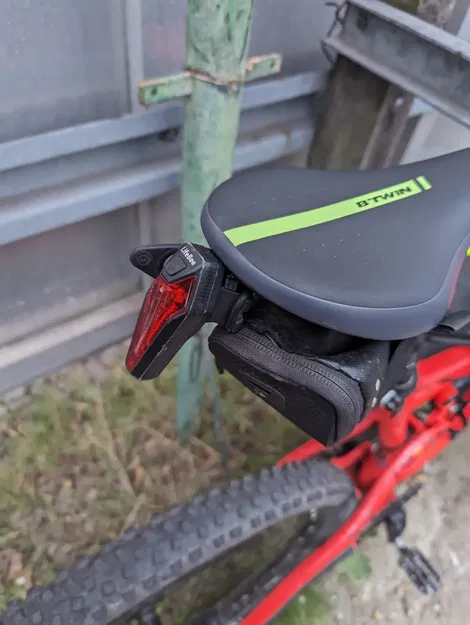 Gắn đèn hậu xe đạp vào lỗ vít yên xe - Image 3