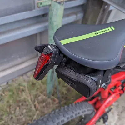 Gắn đèn hậu xe đạp vào lỗ vít yên xe