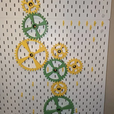 Đồ chơi bánh răng cho trẻ em sử dụng bảng ghim Ikea Skadis