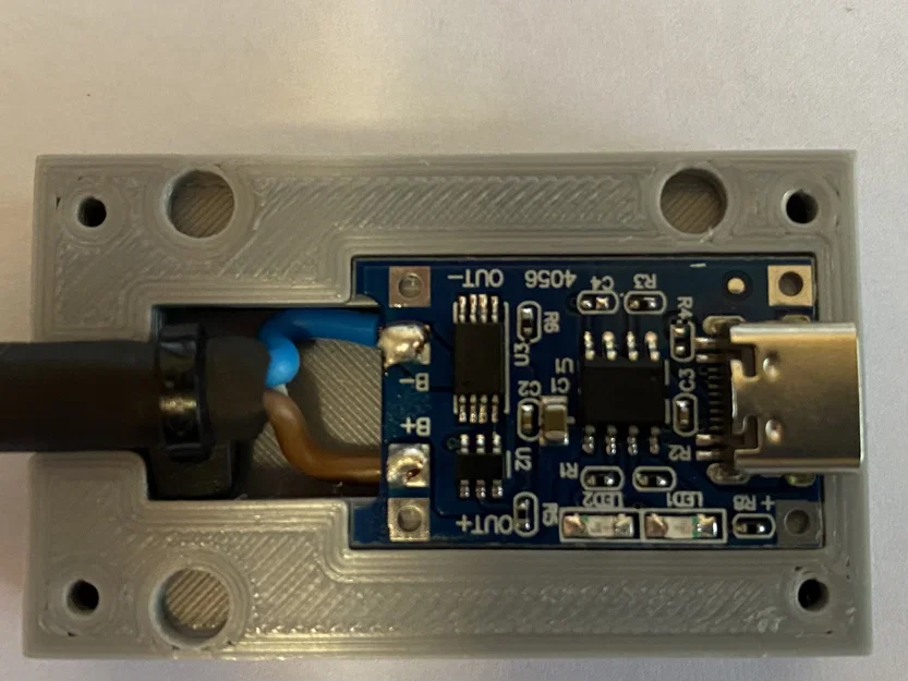 Sạc pin Li-ion 3,7v cho pin 18650 với thiết kế in 3D - Image 2