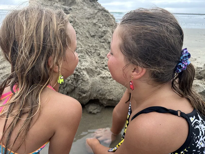 Bông tai Among Us đa màu sắc với thiết kế móc khóa - Image 2