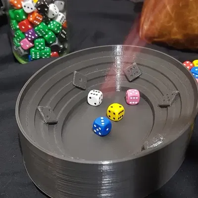 Sân đấu thú vị với xúc xắc và bàn chơi