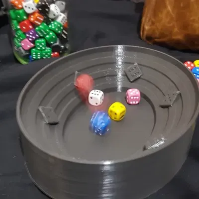 Sân đấu thú vị với xúc xắc và bàn chơi