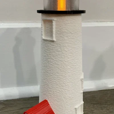 Đèn hải đăng trà với chỗ để nến ở đỉnh