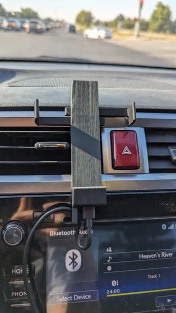 Giá đỡ điện thoại ô tô đa năng với khe cắm dây sạc - Image 1