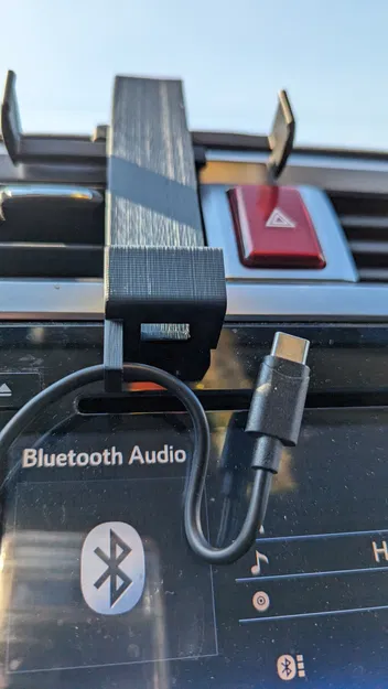 Giá đỡ điện thoại ô tô đa năng với khe cắm dây sạc - Image 2