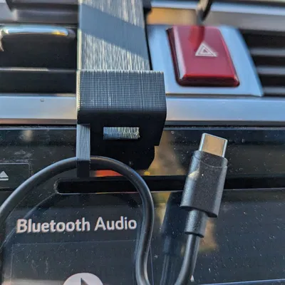 Giá đỡ điện thoại ô tô đa năng với khe cắm dây sạc