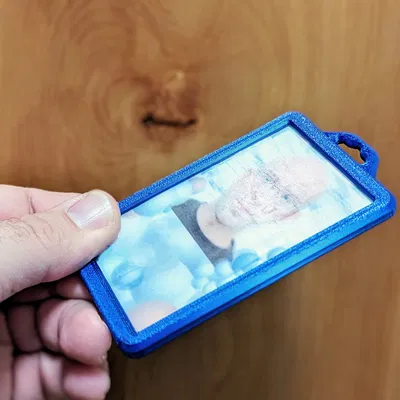 Giá đỡ thẻ tên một khối với cơ chế snap-fit