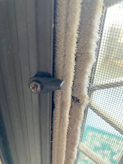 Kẹp thay thế giữ kính cho cửa lưới an ninh - Image 1