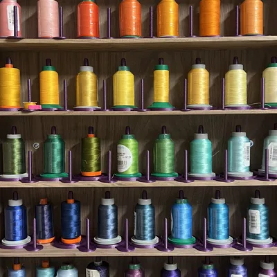 Giá đỡ cuộn chỉ và bobbin tiện lợi cho nghệ nhân