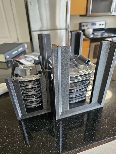 Giá đỡ nắp cho hộp đựng Rubbermaid nhỏ và vừa - Image 1