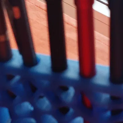 Giá đỡ bút với lỗ Voronoi độc đáo