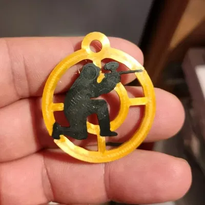 Chìa khóa hình huy chương vàng cho người chơi paintball xuất sắc