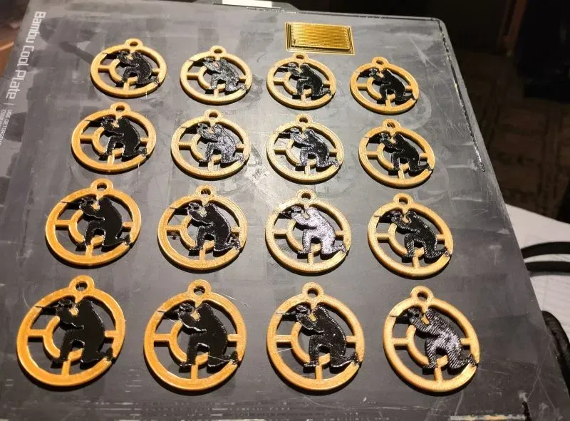 Chìa khóa hình huy chương vàng cho người chơi paintball xuất sắc - Image 2