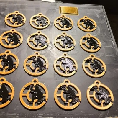 Chìa khóa hình huy chương vàng cho người chơi paintball xuất sắc