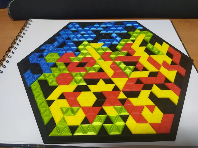 Trò chơi bàn Blokus Trigon với các mảnh ghép đầy màu sắc - Image 1