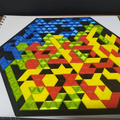 Trò chơi bàn Blokus Trigon với các mảnh ghép đầy màu sắc