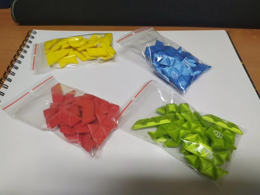 Trò chơi bàn Blokus Trigon với các mảnh ghép đầy màu sắc - Image 2