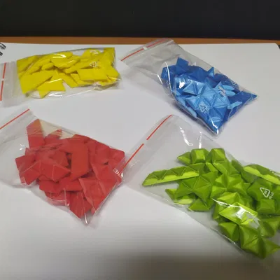 Trò chơi bàn Blokus Trigon với các mảnh ghép đầy màu sắc