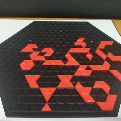 Trò chơi bàn Blokus Trigon với các mảnh ghép đầy màu sắc