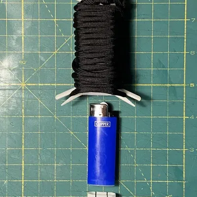 Cuộn dây đa năng với ngăn chứa dao utility và bật lửa