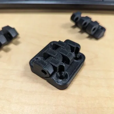 Bản lề giữ nắp mở ở góc 135 độ