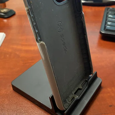 Giá đỡ điện thoại với thiết kế tiện lợi và chắc chắn