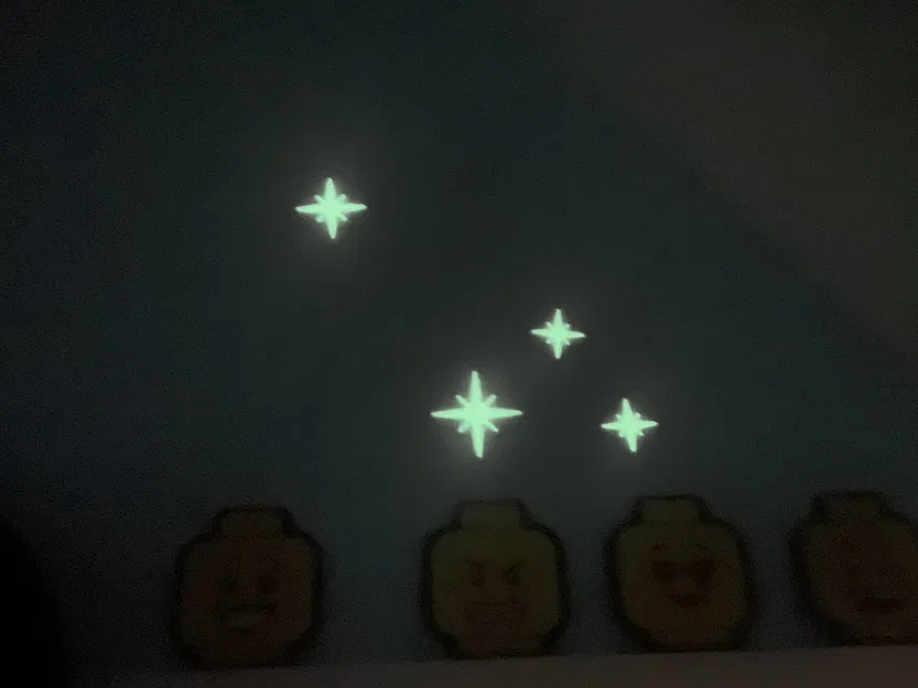 Ngôi sao thiết kế bán thực tế với ánh sáng phát quang - Image 1