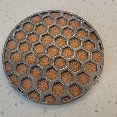 Đế lót ly tròn với lỗ hình tổ ong