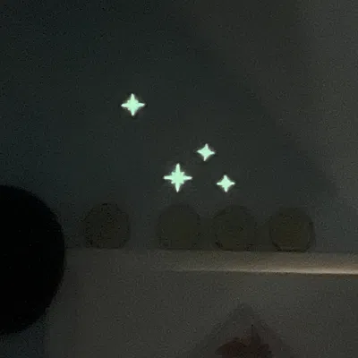 Ngôi sao thiết kế bán thực tế với ánh sáng phát quang