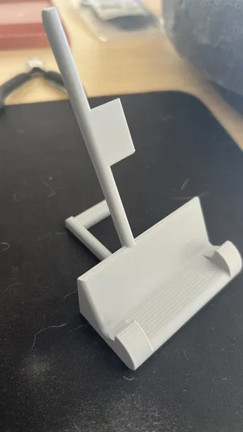 Giá đỡ đứng iPhone 13 Pro thiết kế kém - Image 1