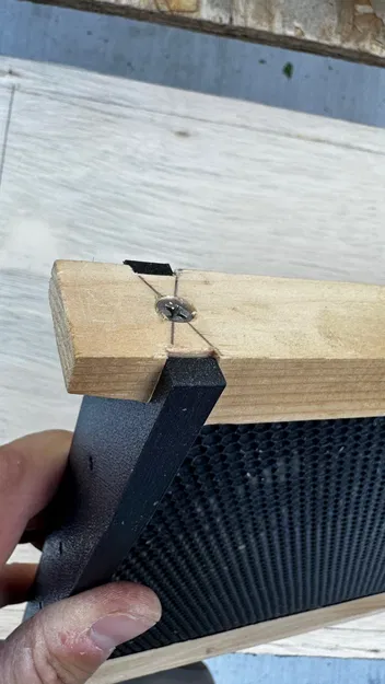 Giá đỡ bên sâu tự định vị cho tổ ong kiểu Langstroth - Image 1