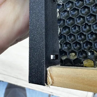 Giá đỡ bên sâu tự định vị cho tổ ong kiểu Langstroth