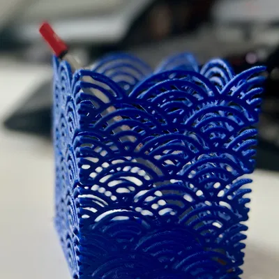 Giá đỡ bút với họa tiết sóng Nhật Bản