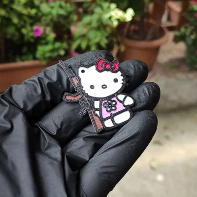 Hello Kitty cầm AK47 dành cho bạn bè