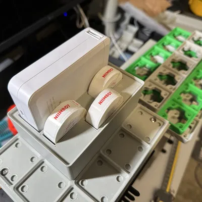 Giá đỡ nhãn Niimbot và khay Gridfinity cho nhãn