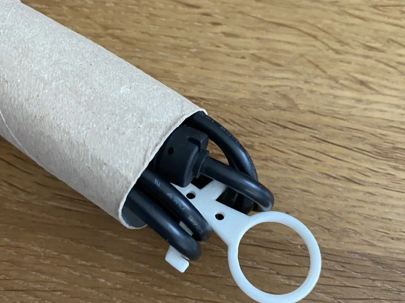 Quản lý cáp thông minh với cuộn giấy vệ sinh - Image 1