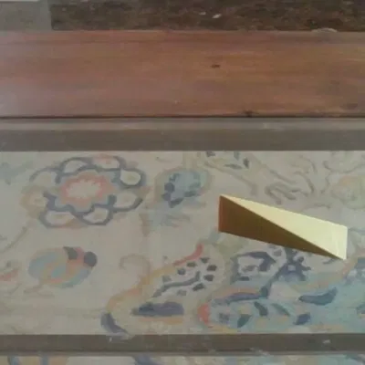 Penguin thấp poly đa năng làm đế chặn cửa và cạo đĩa