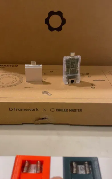 Thẻ mở rộng có lò xo cho laptop Framework - Image 1