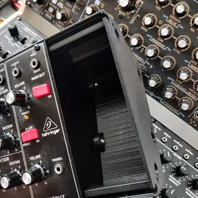 Mở rộng bảng điều khiển cho synth Behringer Model D