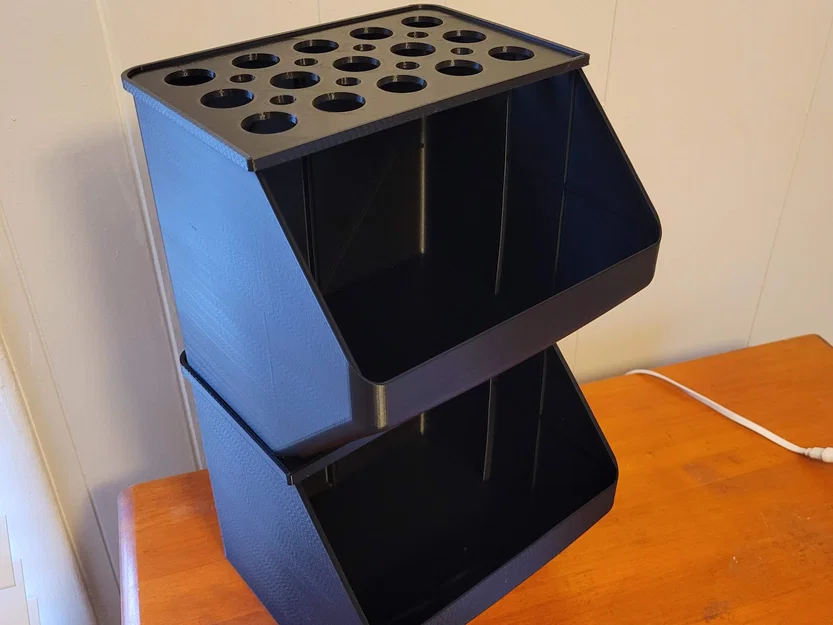 Giỏ đựng hành và khoai tây xếp chồng được trong bếp - Image 1